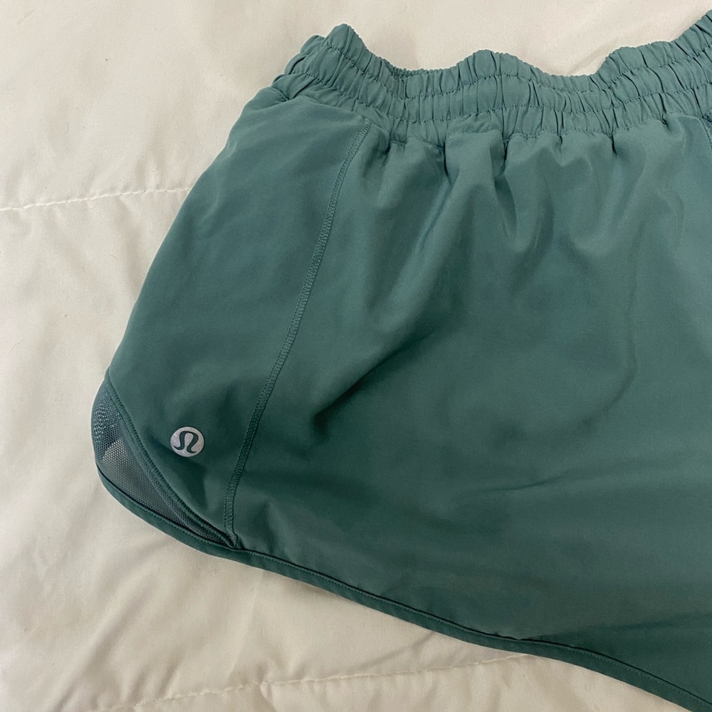 Hotty hot mid rise 4” lululemon shorts 💚